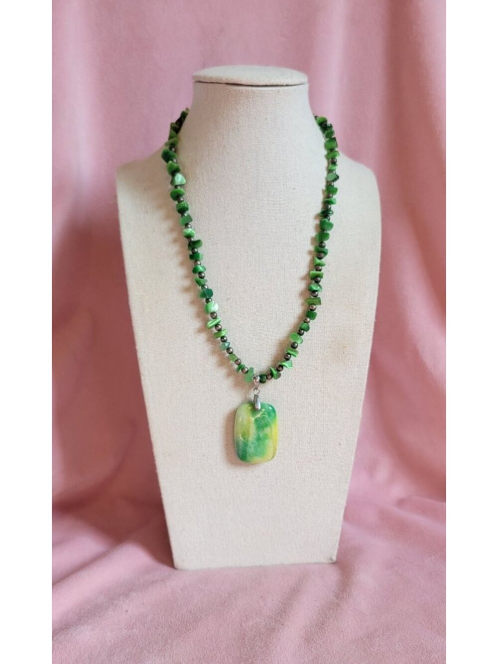 Silver tone Green Yellow Chip beaded Glass? Pendant Necklace N1B